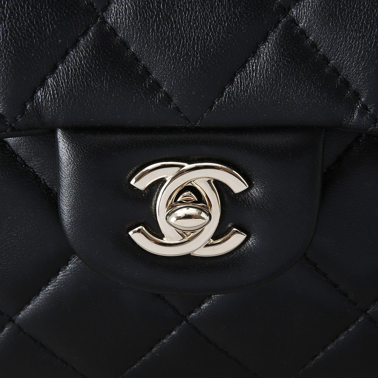 CHANEL(USED)샤넬 시즌 진주 체인 스트랩 플랩백