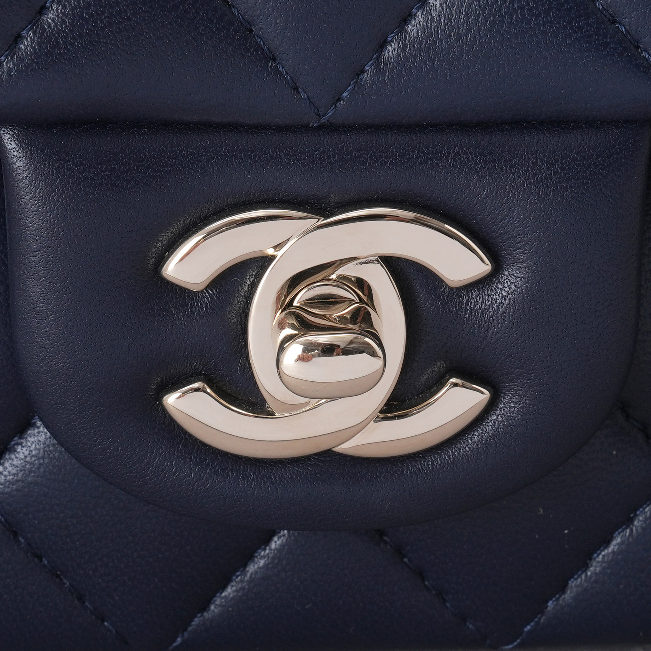 CHANEL(USED)샤넬 AS2431 램스킨 뉴미니 탑핸들 크로스백