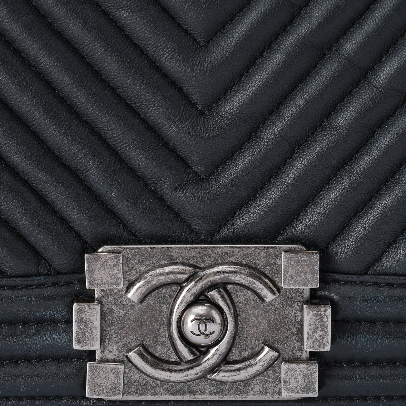 CHANEL(USED)샤넬 쉐브론 보이백 미듐