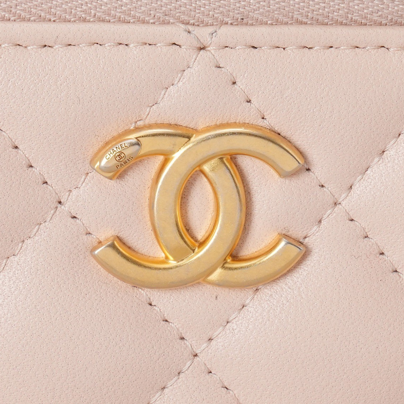 CHANEL(USED)샤넬 AP3301 시즌 램스킨 베니티 까멜리아 골든볼 크로스백