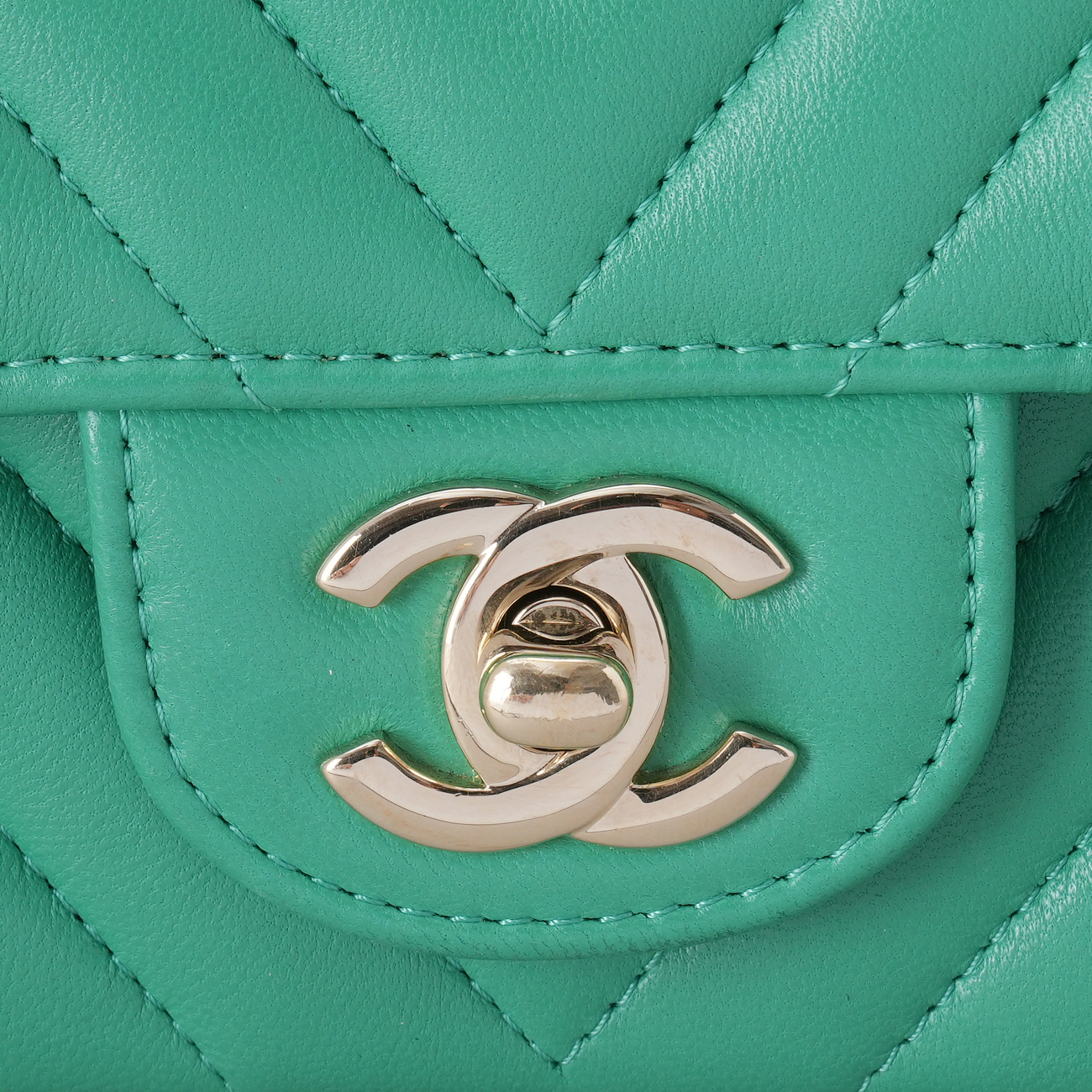 CHANEL(USED)샤넬 램스킨 쉐브론 뉴미니 크로스백
