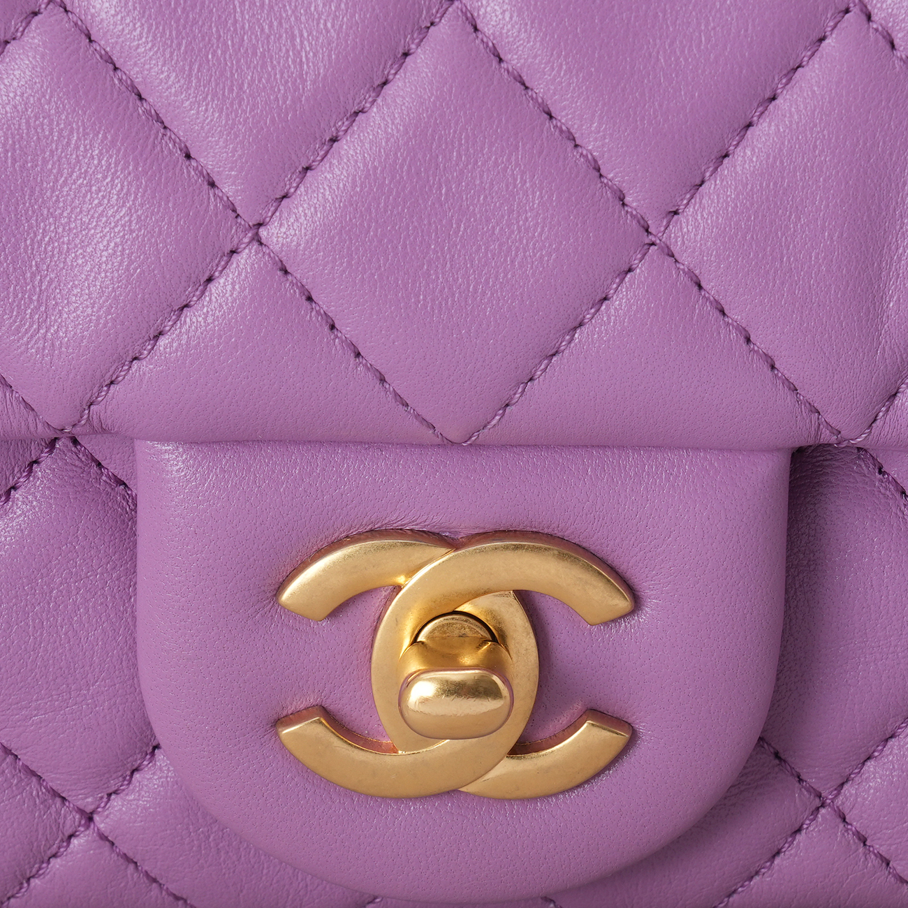 CHANEL(USED)샤넬 램스킨 뉴미니 골든볼 크로스백