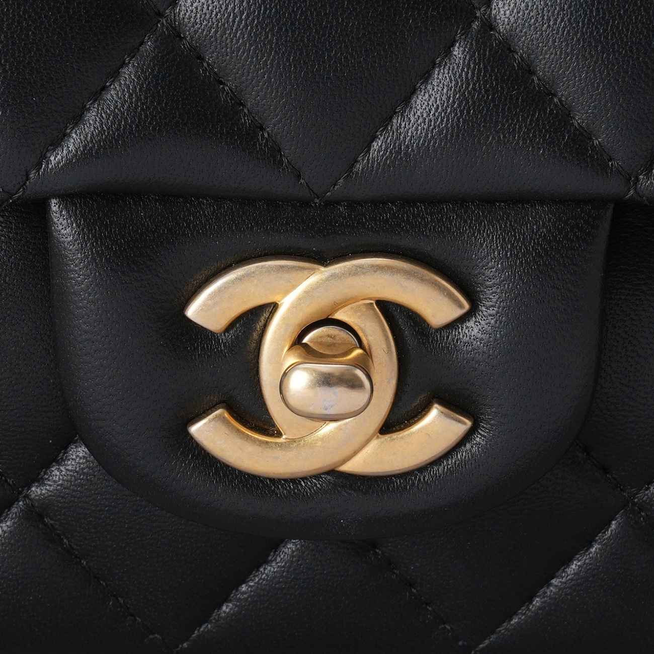 CHANEL(USED)샤넬 램스킨 클래식 뉴미니 탑핸들