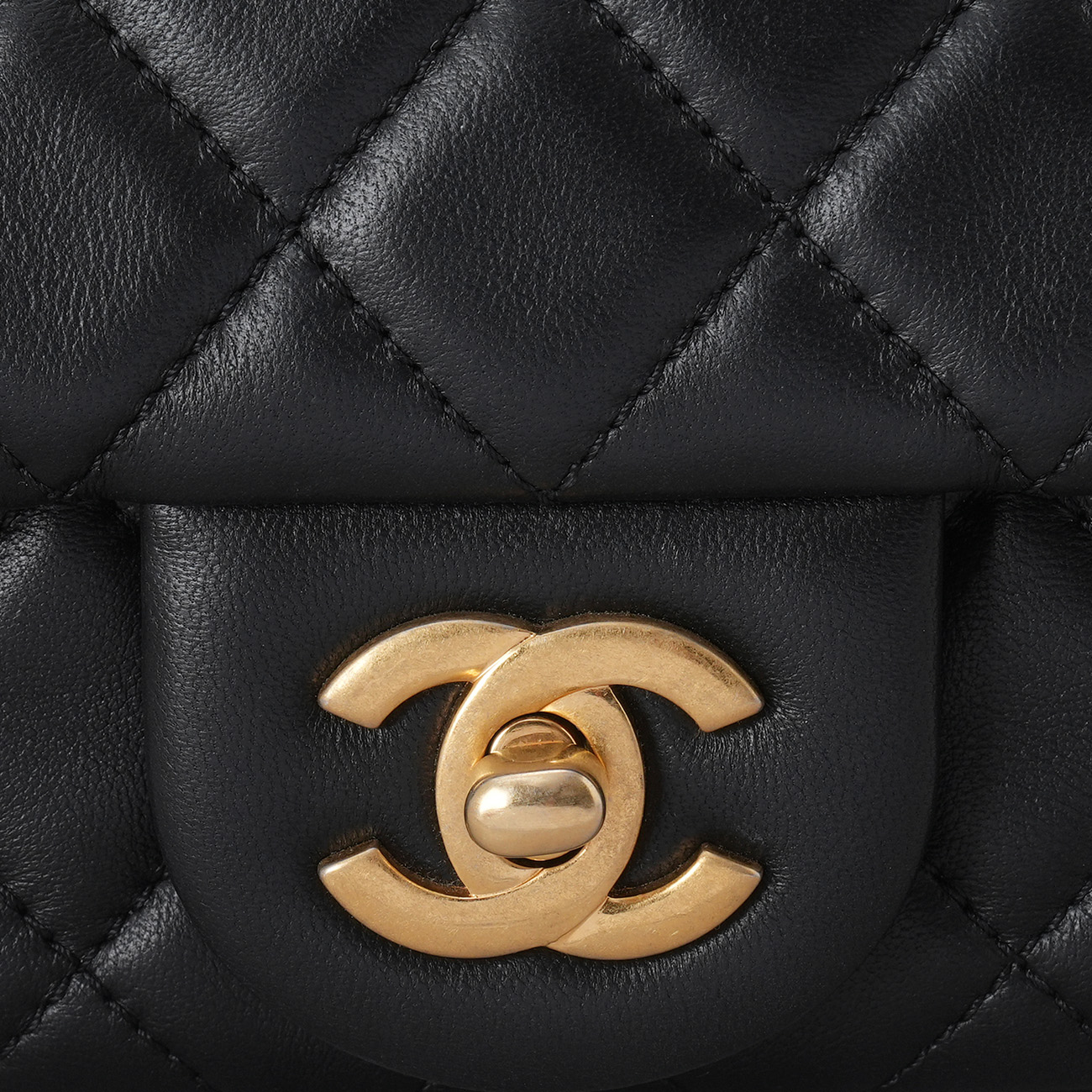 CHANEL(USED)샤넬 램스킨 클래식 쁘띠삭 골든볼