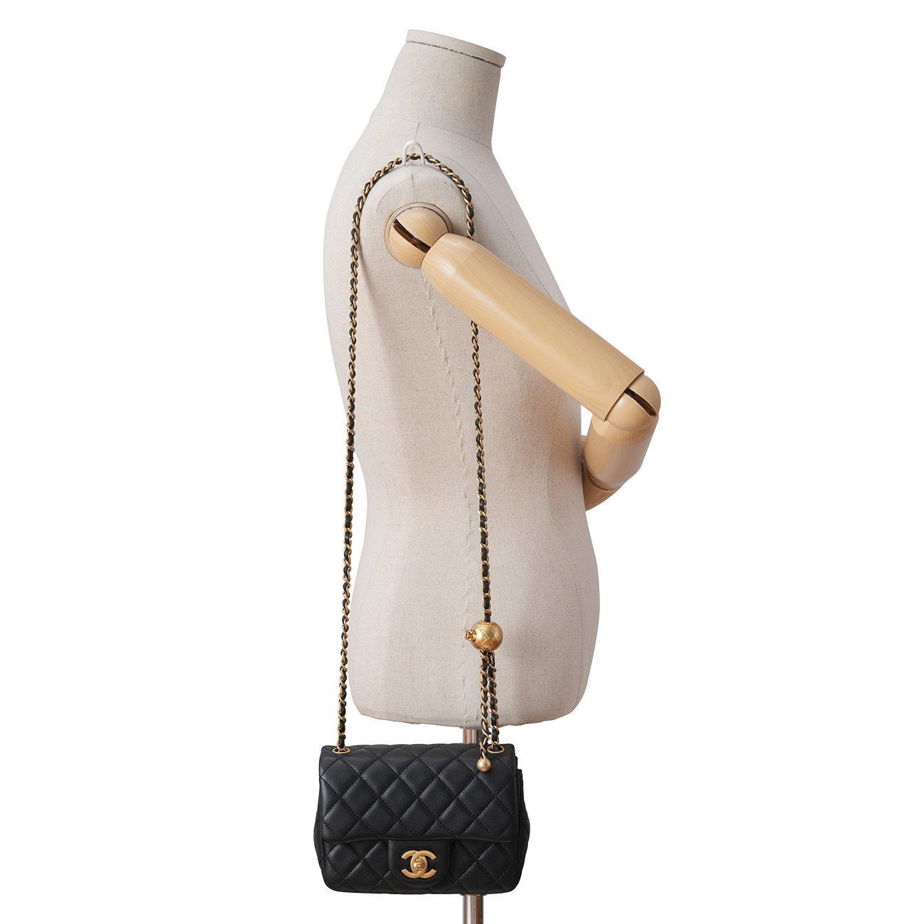 CHANEL(USED)샤넬 AS1786 클래식 쁘띠삭 골든볼 크로스백