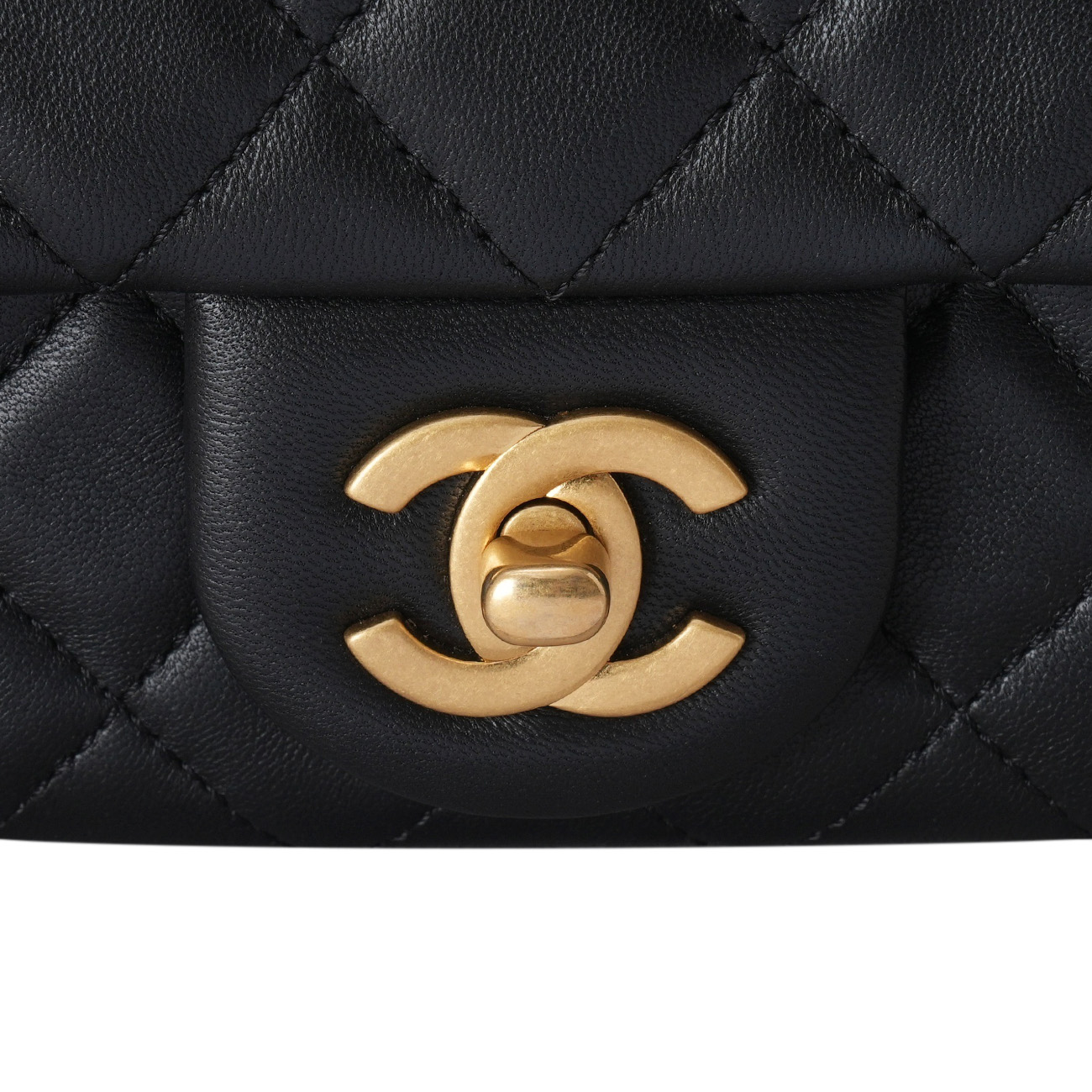 CHANEL(USED)샤넬 AS1786 클래식 쁘띠삭 골든볼 크로스백