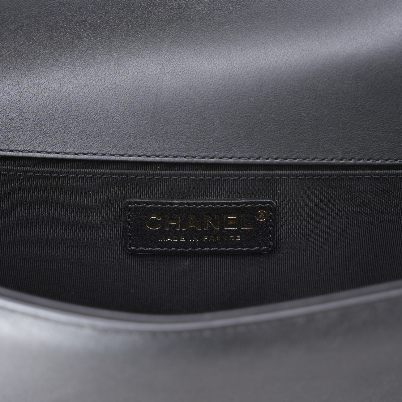 CHANEL(USED)샤넬 AS2118 레터링 탑핸들 보이샤넬 미듐