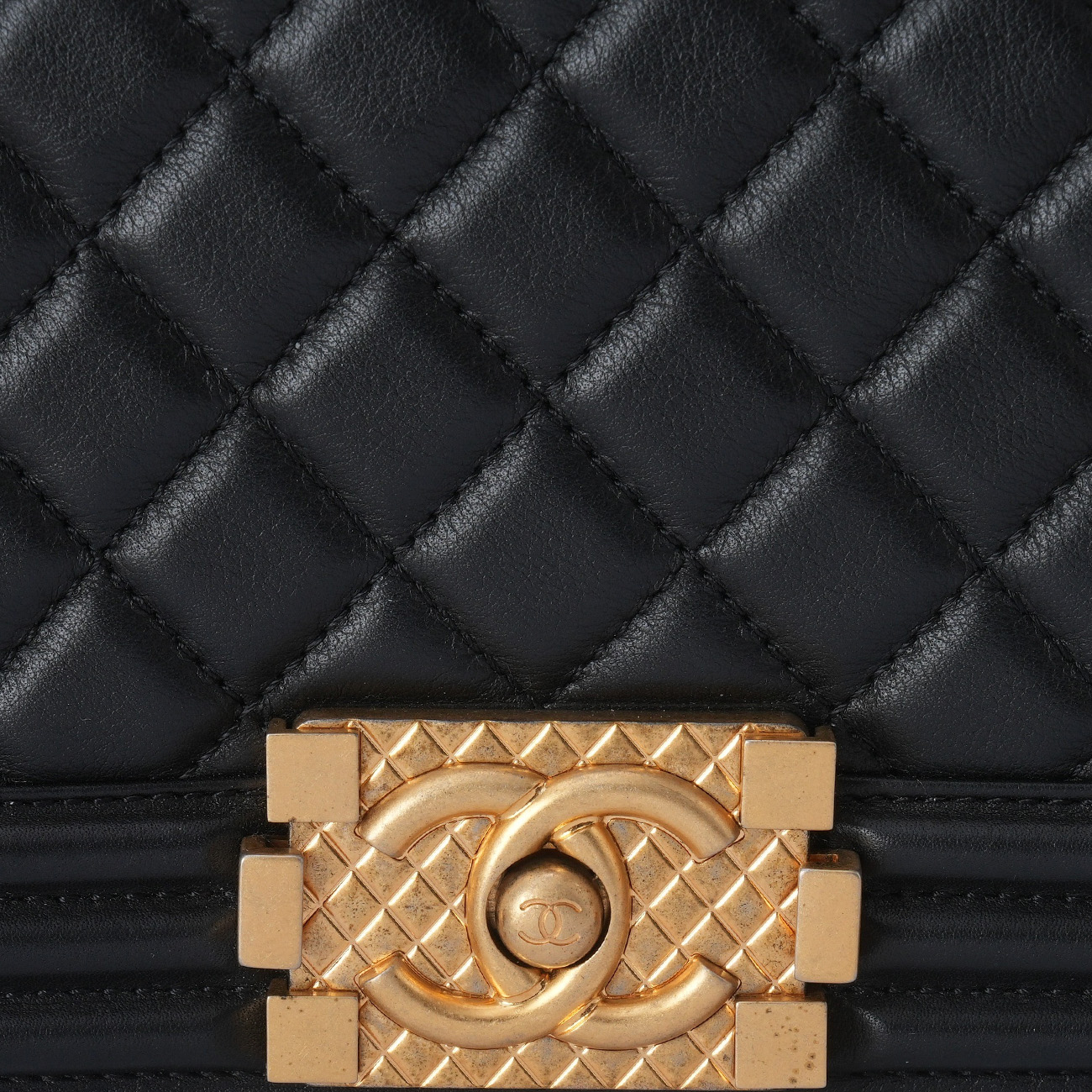 CHANEL(USED)샤넬 AS2118 레터링 탑핸들 보이샤넬 미듐